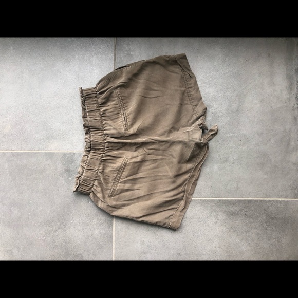 Green cargo shorts with a tie. - Picture 2 of 2